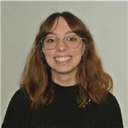 Studentessa del DAMS impartisce aiuto compiti per bambini/e di scuole elementari e ragazzi/e di scuole medie